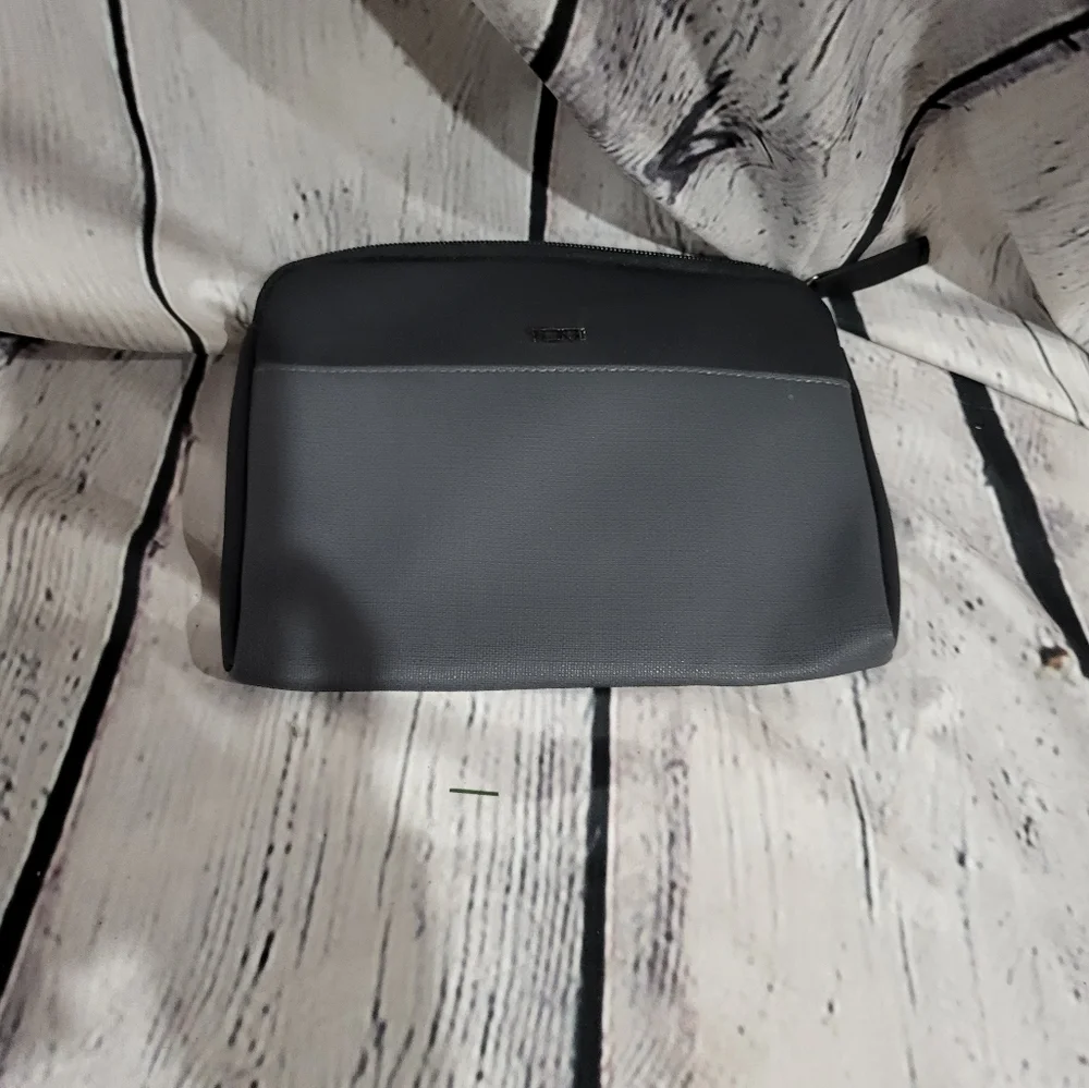 TUMI FOR DELTA ZIPPER TOILETRIES CASE IN TWO TONE GRAY WITH SILVER LOGO